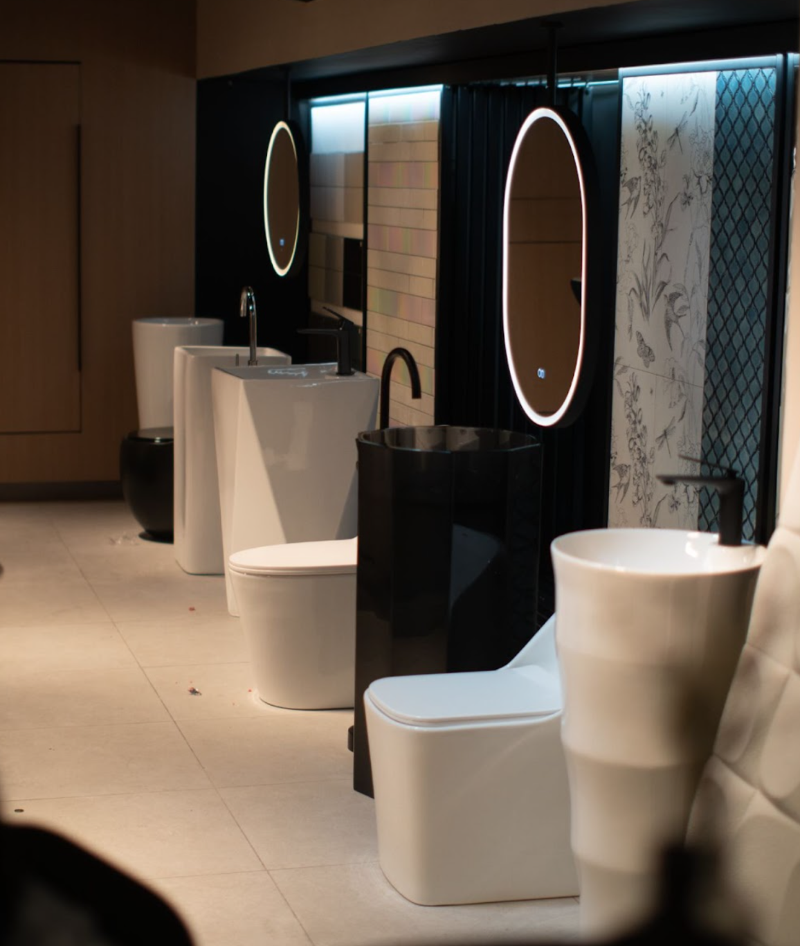 Schöne Fixture’s smart toilets are complemented by the free-standing pedestal basin and Windsor Tiles